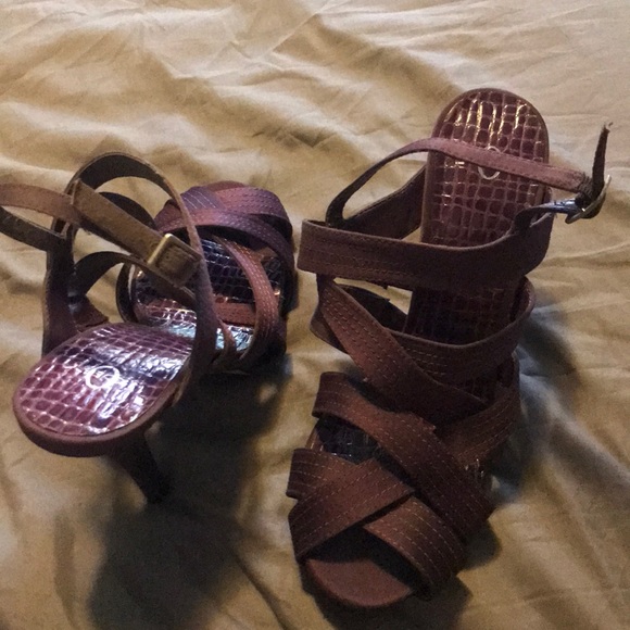 Strappy purple heals - Picture 2 of 4